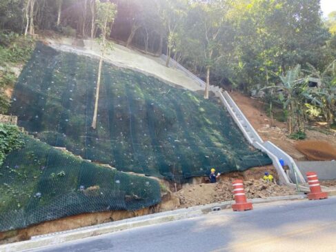Escada hidráulica reduz velocidade de descida da chuva, ampliando a segurança
