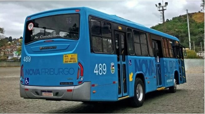 A estudante sentou na parte de trás do ônibus, do lado esquerdo, próxima à janela