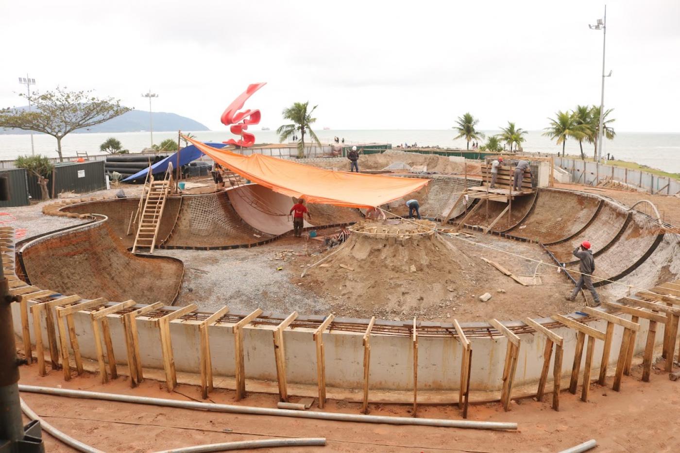 Começou nesta segunda-feira (31) a concretagem dos pisos curvos da pista de park