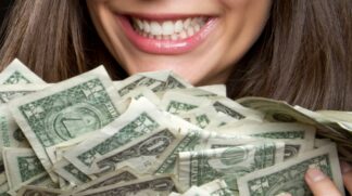 O estudo dos americanos e da plataforma, realizado com mais de 42.000 adultos com idades entre 18 e 65 anos, afirmou que as pessoas tendem a ser mais felizes quando se sentem bem remuneradas