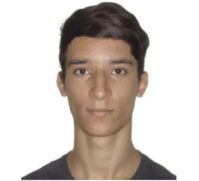 Suspeito foi visto pelos policiais no quintal da casa da mãe e, ao perceber a presença deles, se trancou no quarto