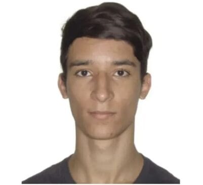 Suspeito foi visto pelos policiais no quintal da casa da mãe e, ao perceber a presença deles, se trancou no quarto