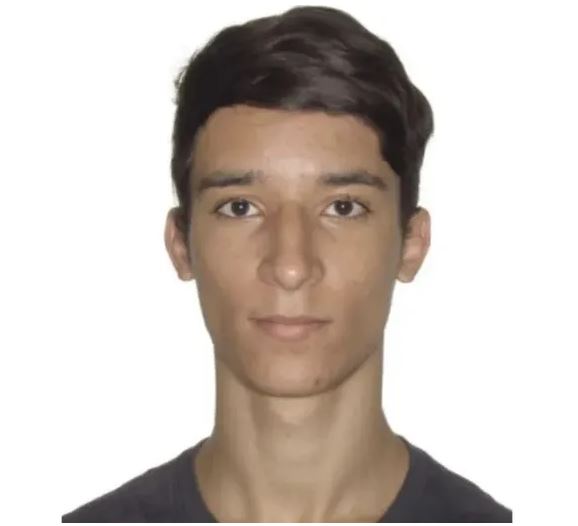 Suspeito foi visto pelos policiais no quintal da casa da mãe e, ao perceber a presença deles, se trancou no quarto