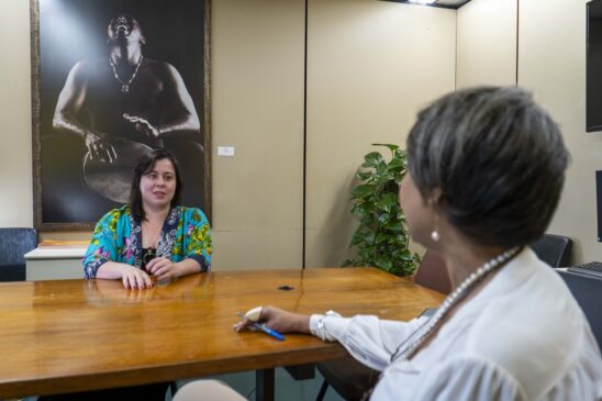 Sâmia Bomfim durante entrevista à Letícia Maria