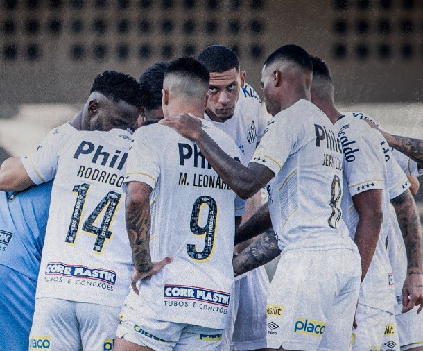 Jogando em casa, mas sem torcida, Santos empatou com o Athletico neste sábado