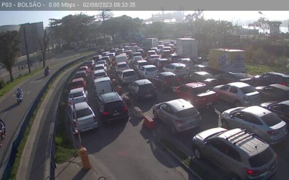 A travessia de balsas entre Santos e Guarujá amanheceu com espera de até 45 minutos nesta quarta-feira (2).