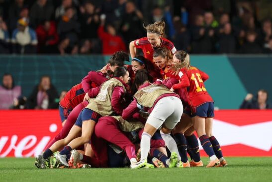 A Espanha venceu Suécia por 2 a 1, com gols marcados na reta final do jogo