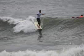 O Quebra-Mar, na Praia do José Menino, ficou pequeno neste final de semana para o talento e as manobras radicais dos cerca de 100 surfistas que participaram do 2&ordm; ASL Long Festival