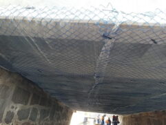 A Autoridade Portuária de Santos (APS) está instalando telas de proteção no teto do túnel das catraias