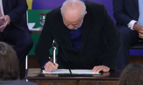 Segundo estimativas do governo federal, há cerca 2,5 mil brasileiros com recursos aplicados nesses fundos, que acumulam R$ 756,8 bilhões e respondem por 12,3% dos fundos no país