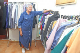 Marina vende várias roupas de inverno como blusas, cachecóis e outras peças no seu brechó