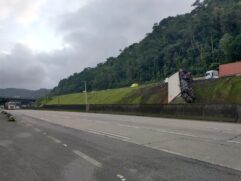 Carreta tomba após colisão
