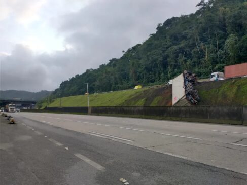 Carreta tomba após colisão