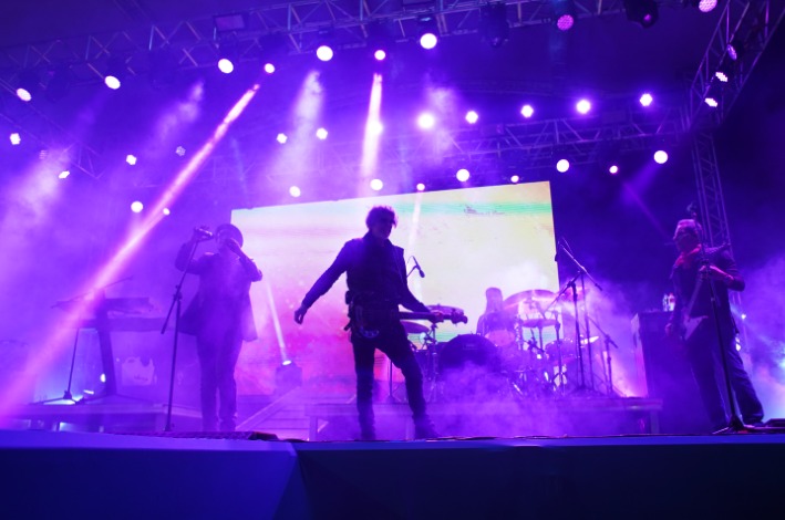 Abrindo a festa na sexta-feira (15) sobe ao palco Os Paralamas do Sucesso