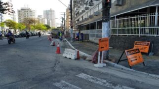 A Avenida Pinheiro Machado (canal 1), em Santos, já começou a ganhar novos passeios no padrão Calçada para Todos entre as vias Presidente Wilson e Floriano Peixoto