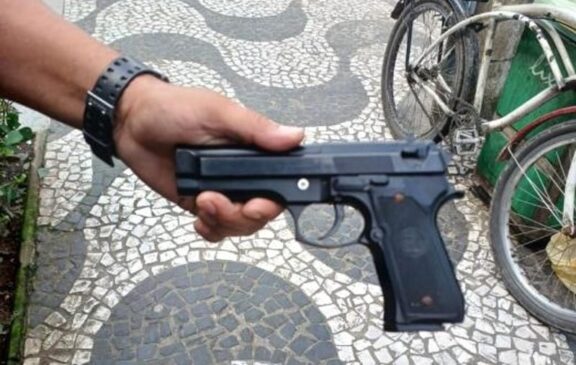 Foi encontrado com o adolescente um simulacro de arma de fogo, tipo pistola