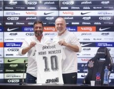 Mano realizou a coletiva com os jornalistas ao lado do presidente do clube, Duílio Monteiro Alves