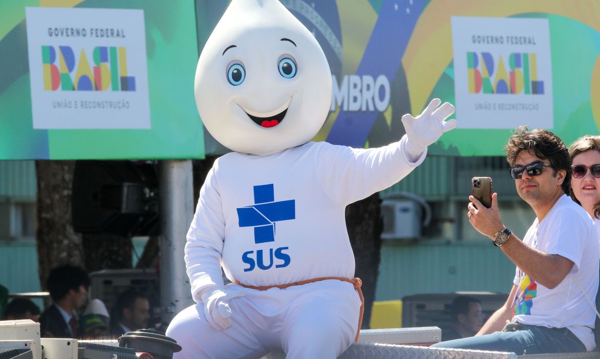 Nesta quinta-feira (7), o personagem desfilou no carro do Corpo de Bombeiros e foi muito aplaudido pelo público presente