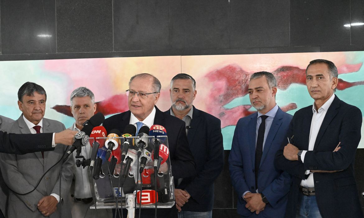 As tempestades já deixaram 41 mortos e atingiram os moradores de 82 municípios, sendo que 79 já têm situação de calamidade pública reconhecida pelo governo federal