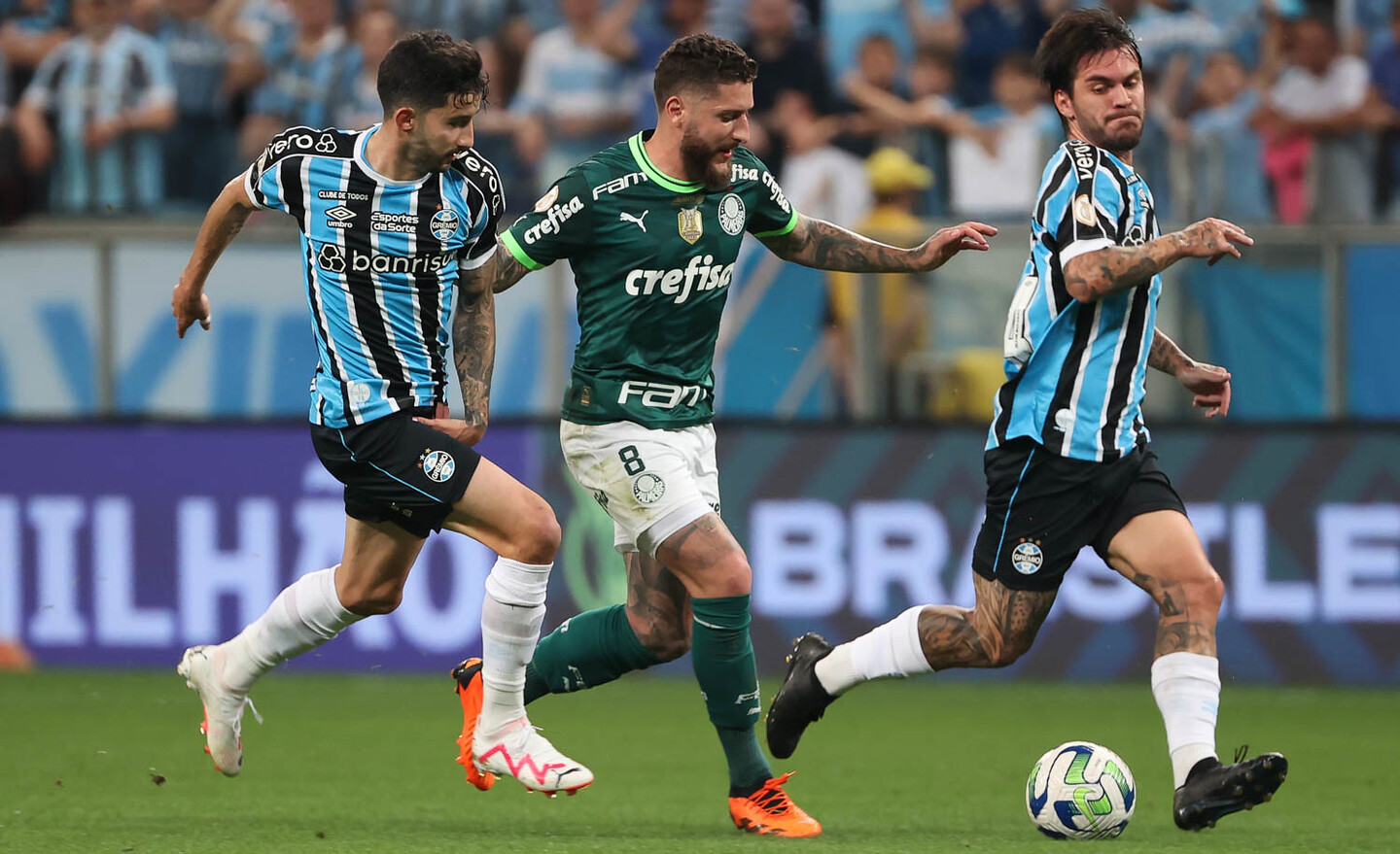 O resultado faz com que ambos depositem esperanças no Corinthians para evitar que o líder Botafogo volte a abrir vantagem na tabela