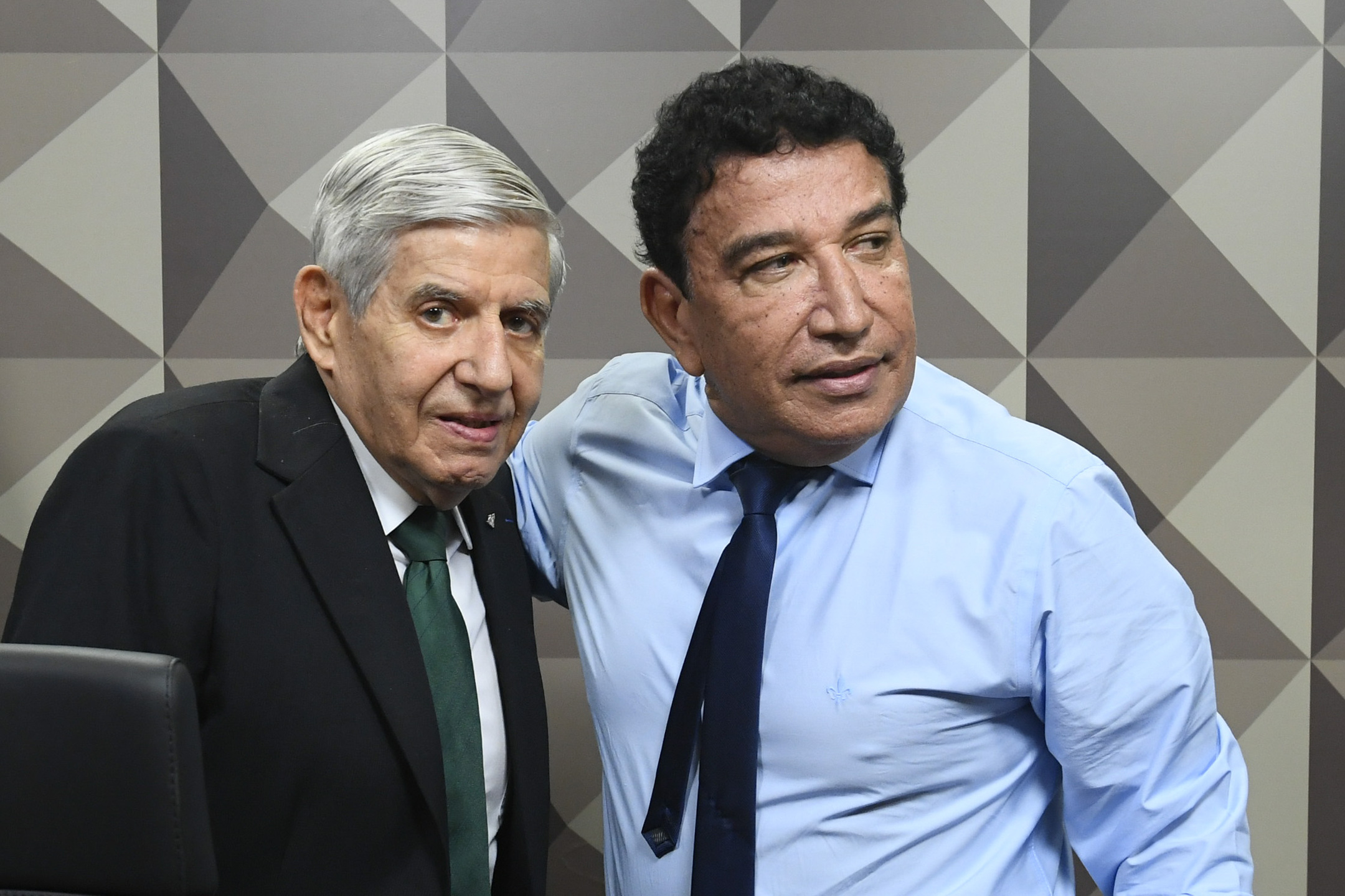 General Augusto Heleno e o senador Magno Malta (PL-ES) que presidiu o final da sessão em que oposição era só elogios para o depoente