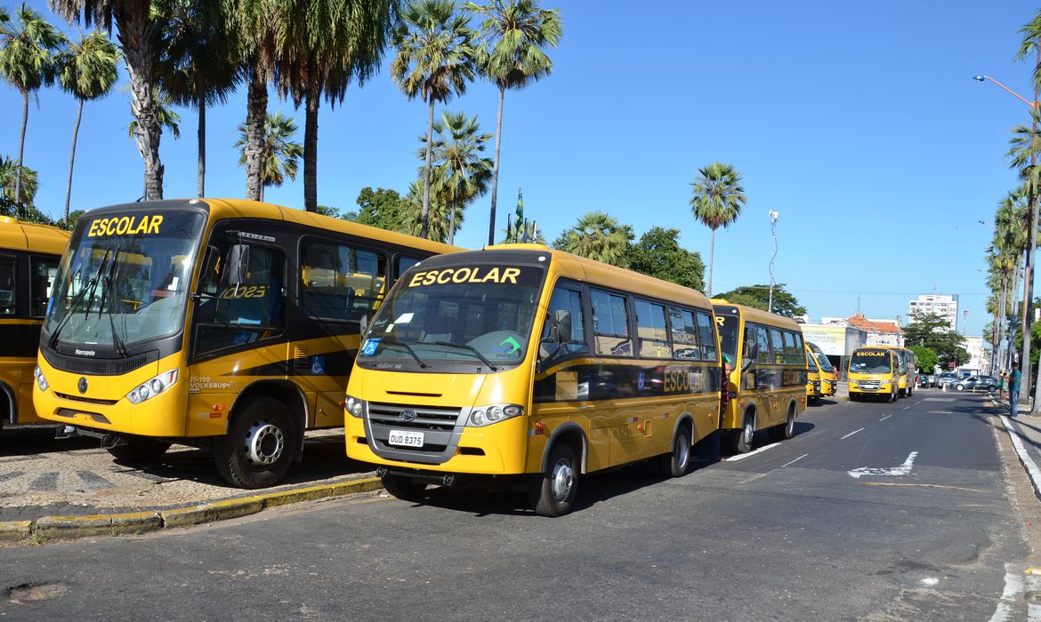 O Programa Nacional de Apoio ao Transporte do Escolar proporciona assistência técnica e financeira, de caráter suplementar, para estados, municípios e o Distrito Federal
