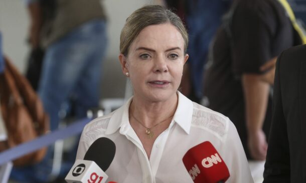 A presidente do PT fará procedimento neste sábado (30)