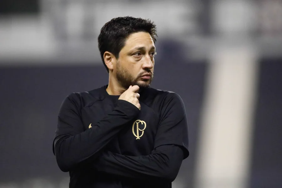 O treinador Arthur Elias