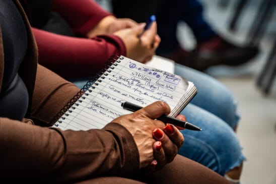 O curso tem uma abordagem prática e vivencial, que torna o aprendizado mais próximo do dia a dia do empresário