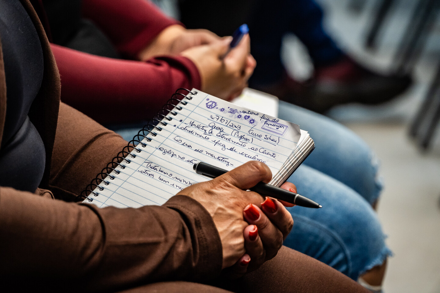 O curso tem uma abordagem prática e vivencial, que torna o aprendizado mais próximo do dia a dia do empresário