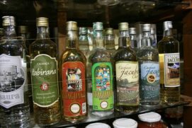 A cachaça é uma bebida rica em histórias e curiosidades