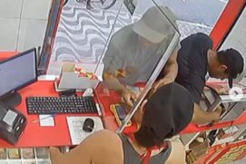 Uma dupla foi flagrada assaltando uma loja de salgados