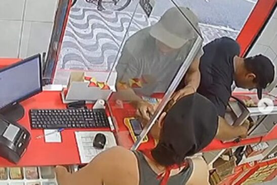 Uma dupla foi flagrada assaltando uma loja de salgados