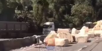 Uma carreta que transportava algodão tombou