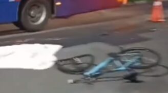 Um jovem morreu após pegar carona segurando no para-choque de um ônibus