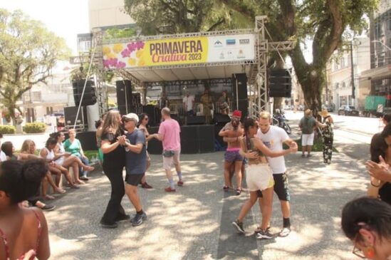 15 mil pessoas, entre santistas e turistas, recepcionaram a nova estação com um final de semana colorido e florido