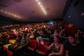 Os ingressos são distribuídos a partir de uma hora antes do início das peças