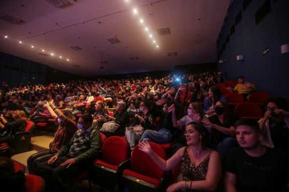 Os ingressos são distribuídos a partir de uma hora antes do início das peças