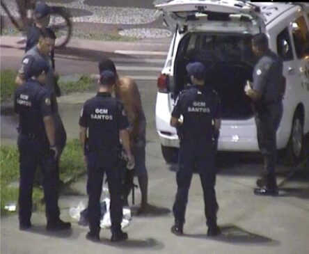Acusado sendo abordado pela Guarda Muncipal, nesta segunda-feira