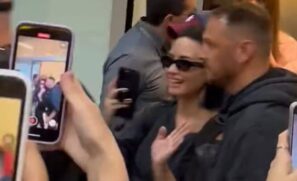 Os fãs que foram até o Aeroporto de Guarulhos (SP) ficaram felizes ao conseguirem fazer um registro da chegada da cantora Demi Lovato