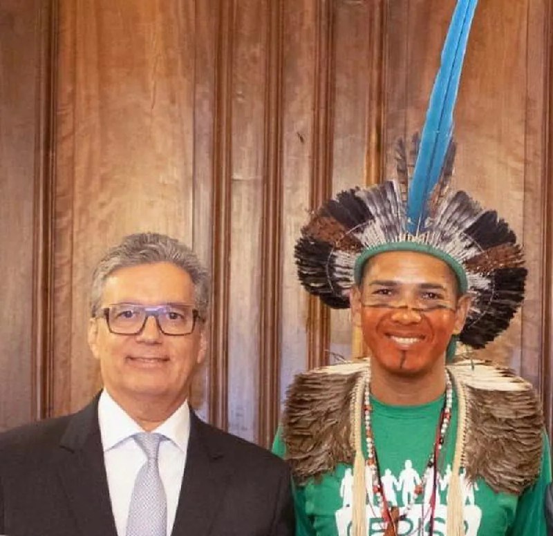 O secretário de Justiça e Cidadania de SP, Fábio Prieto, com o cacique Cristiano AWA-Kiririndju, coordenador de Políticas para Povos Indígenas de SP