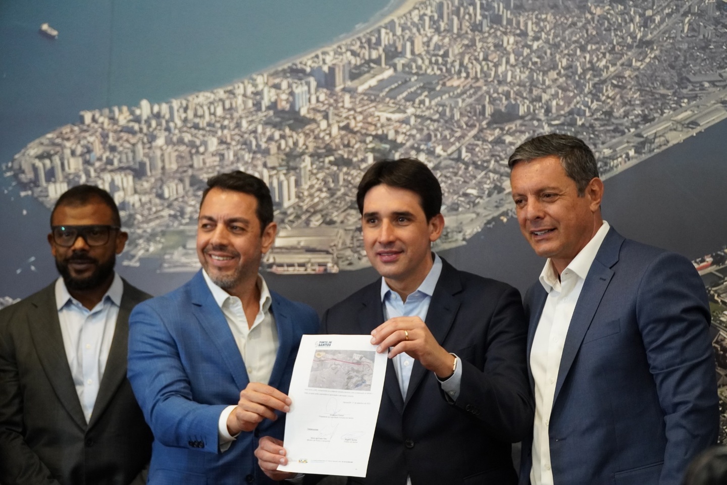 O ministro cumpriu extensa visita, começando por um sobrevoo para conhecer todo o Porto de Santos