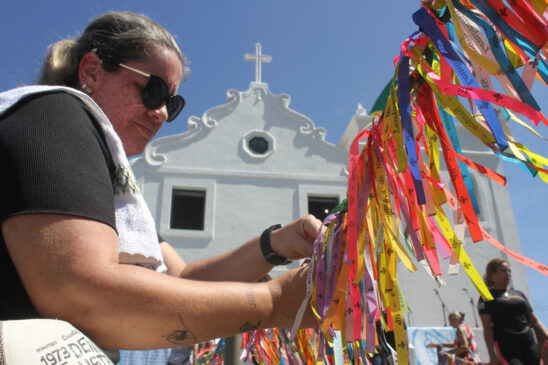 Devotos lotaram as escadarias do Monte Serrat nesta sexta-feira (8)