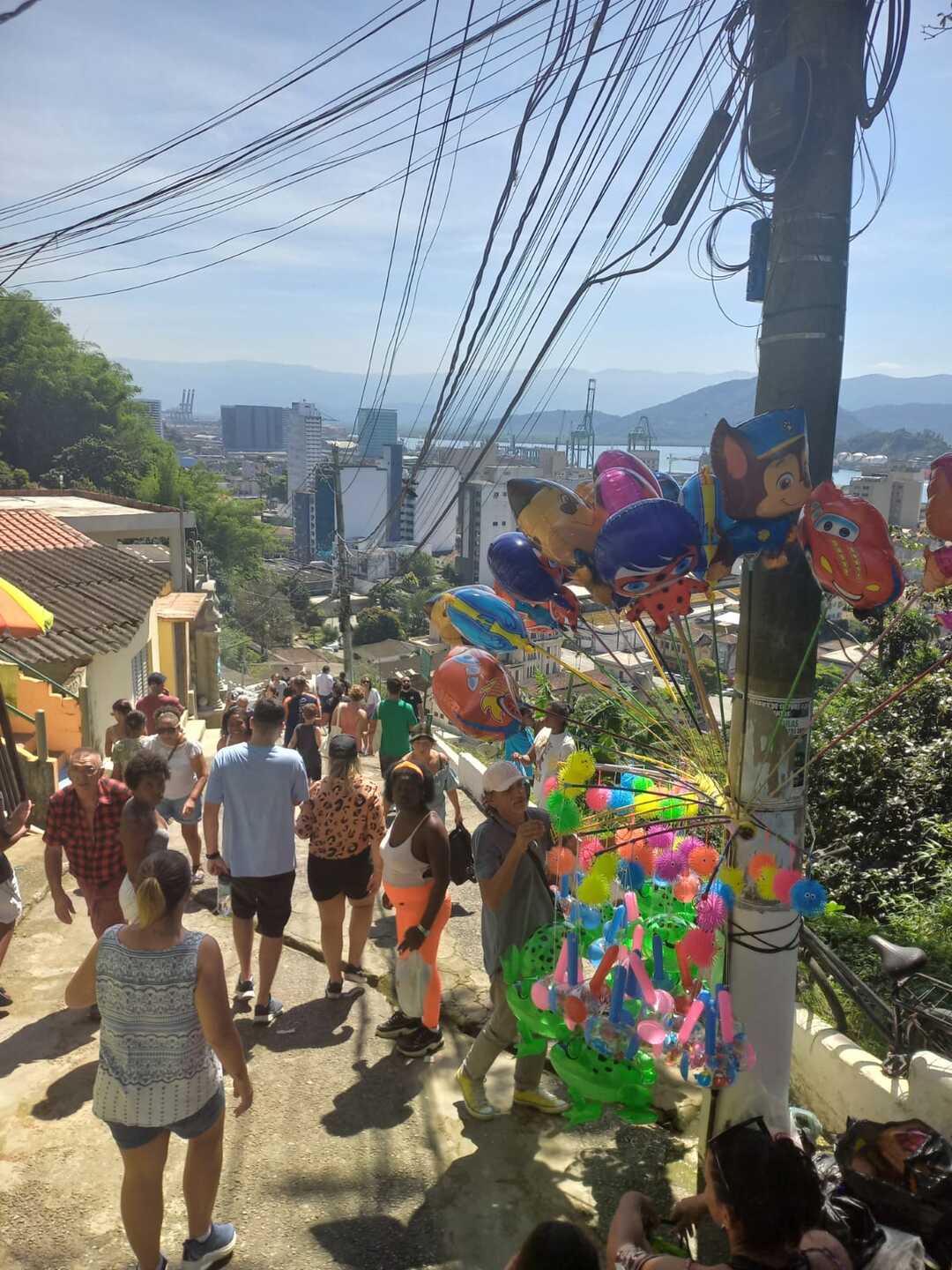 Devotos lotaram as escadarias do Monte Serrat nesta sexta-feira (8) (Nair Bueno/DL)