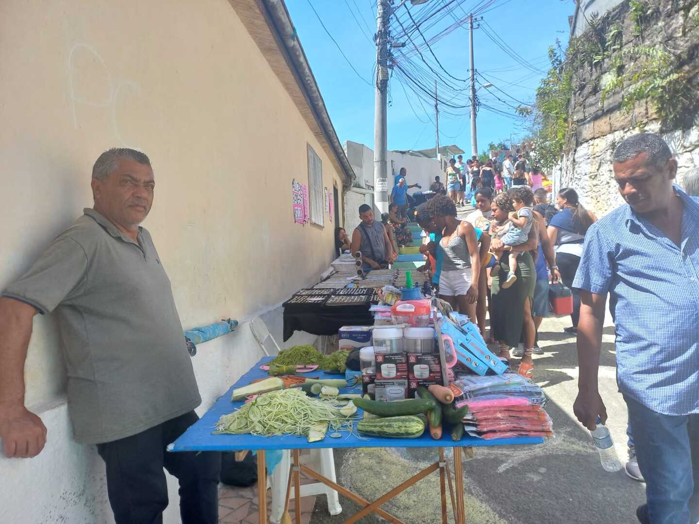 Devotos lotaram as escadarias do Monte Serrat nesta sexta-feira (8) (Nair Bueno/DL)
