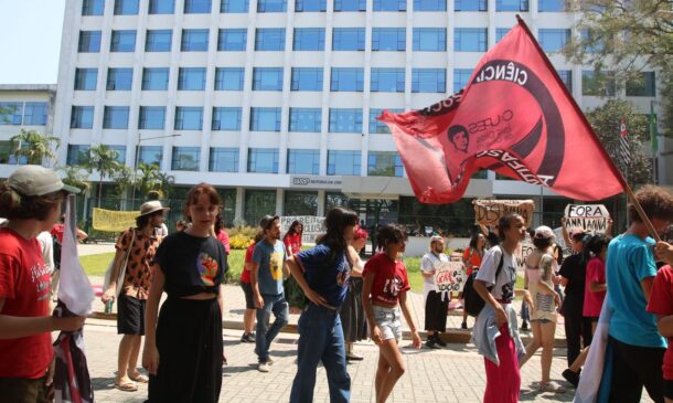 A decisão, tomada na noite de ontem (26), ocorreu em apoio à greve dos estudantes