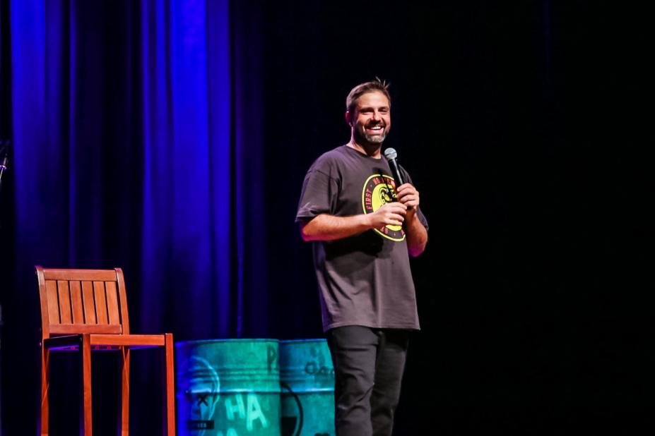 Humorista Fábio Rabin faz apresentação na cidade