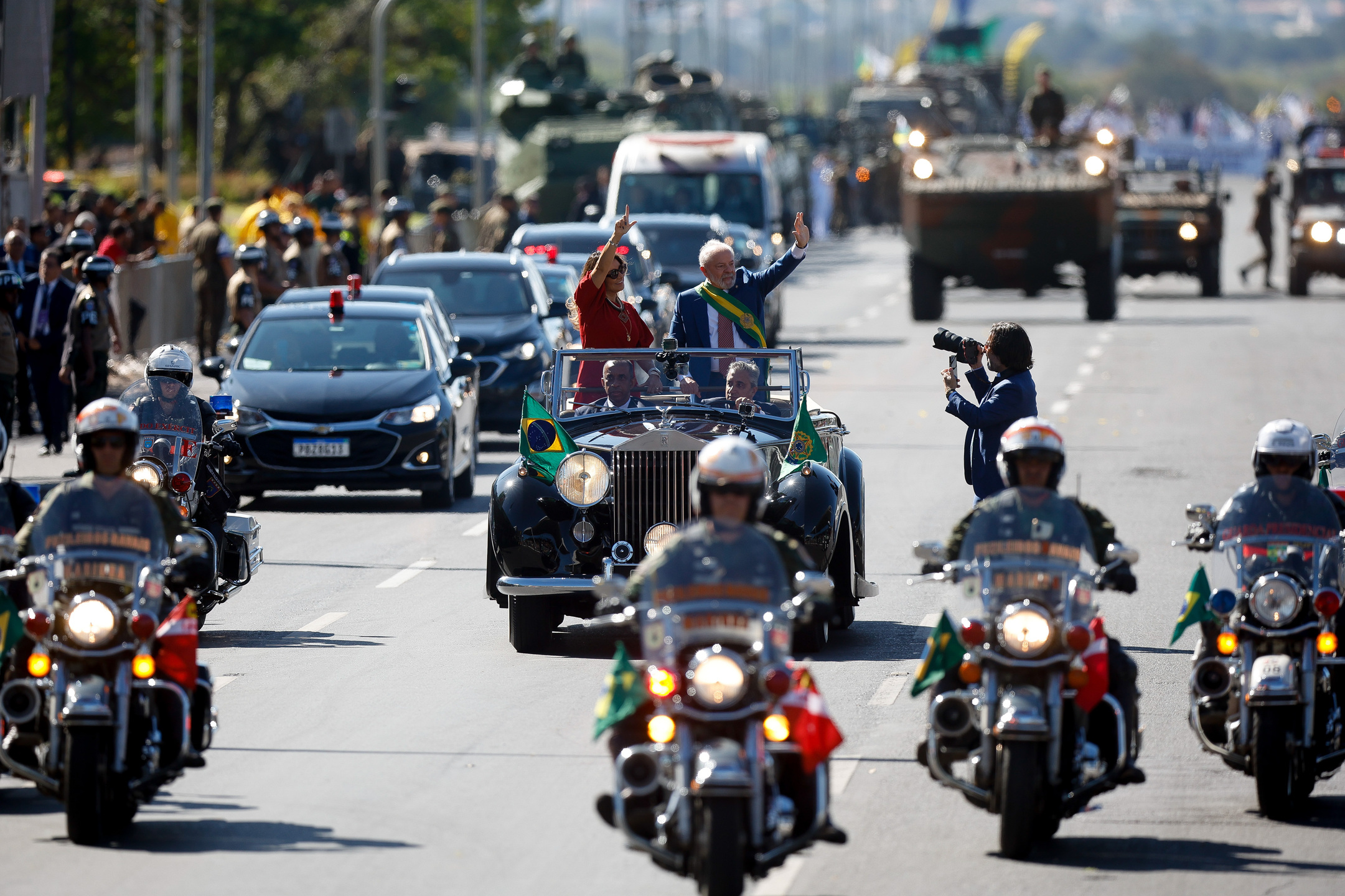 O presidente Lula, acompanhado da primeira dama Janja Lula da Silva, acenam para o público durante o desfile em carro aberto Independência do Brasil, na Esplanada dos Ministérios