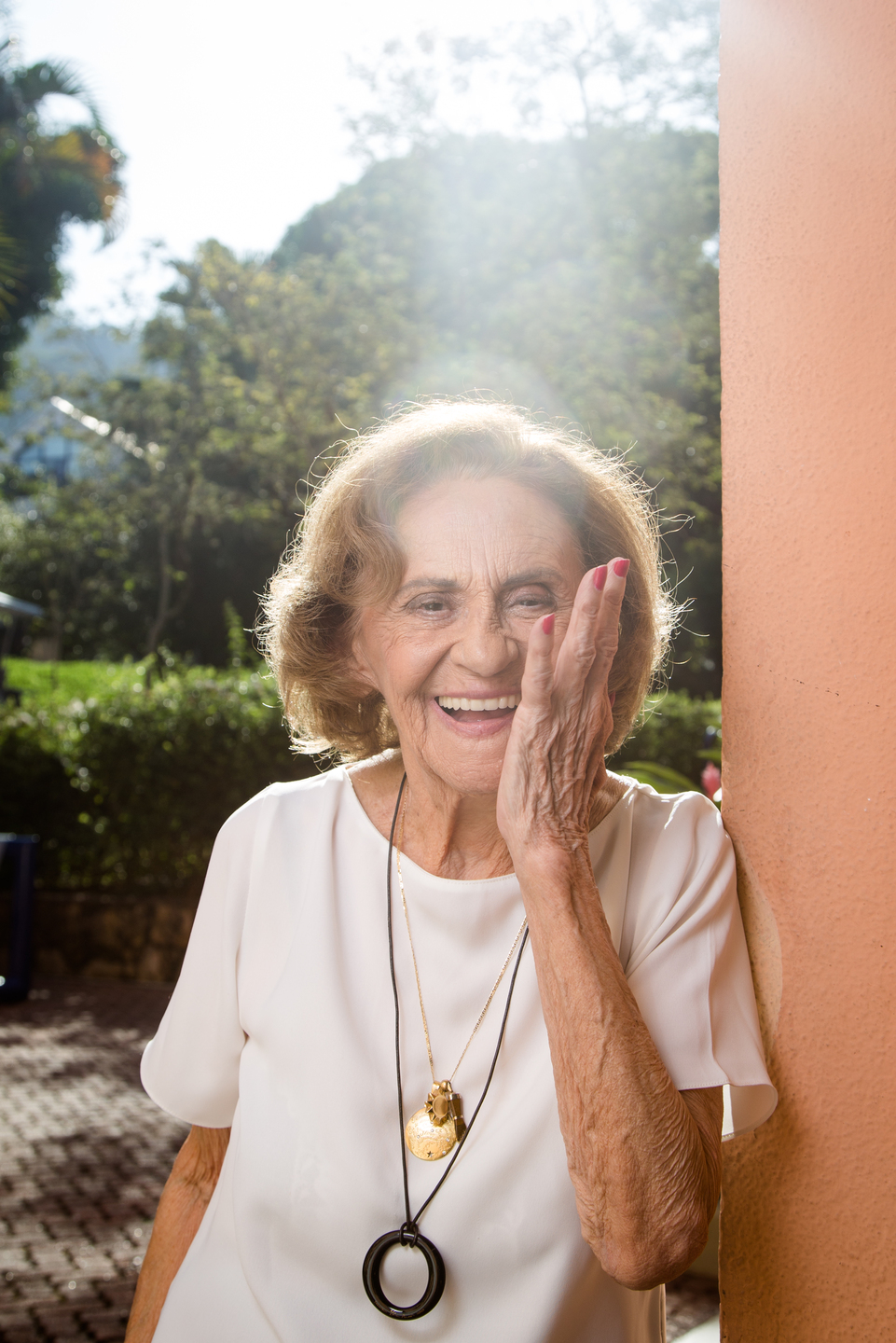 Laura Cardoso só não deixa ninguém ir embora sem antes oferecer um cafezinho.