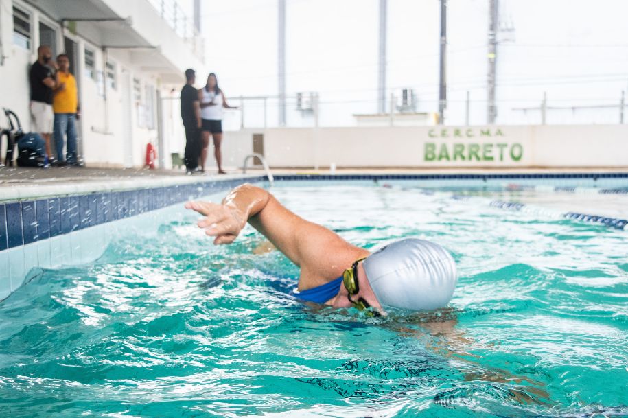 As aulas de natação servem para trazer mais facilidade de movimento aos alunos como forma de ensino e tratamento